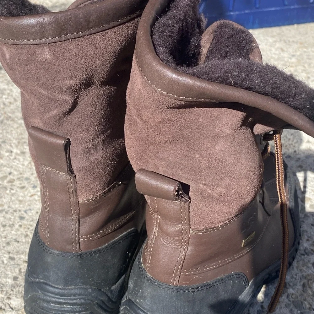 UGG Men's 6 Chocolate and Ebony Snow Boots